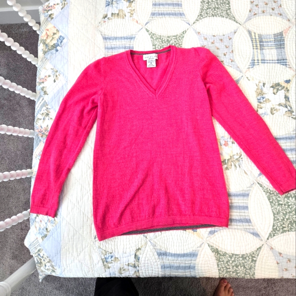 Women's V-Neck Sweater - Pink 100% wool made in Italy sz M